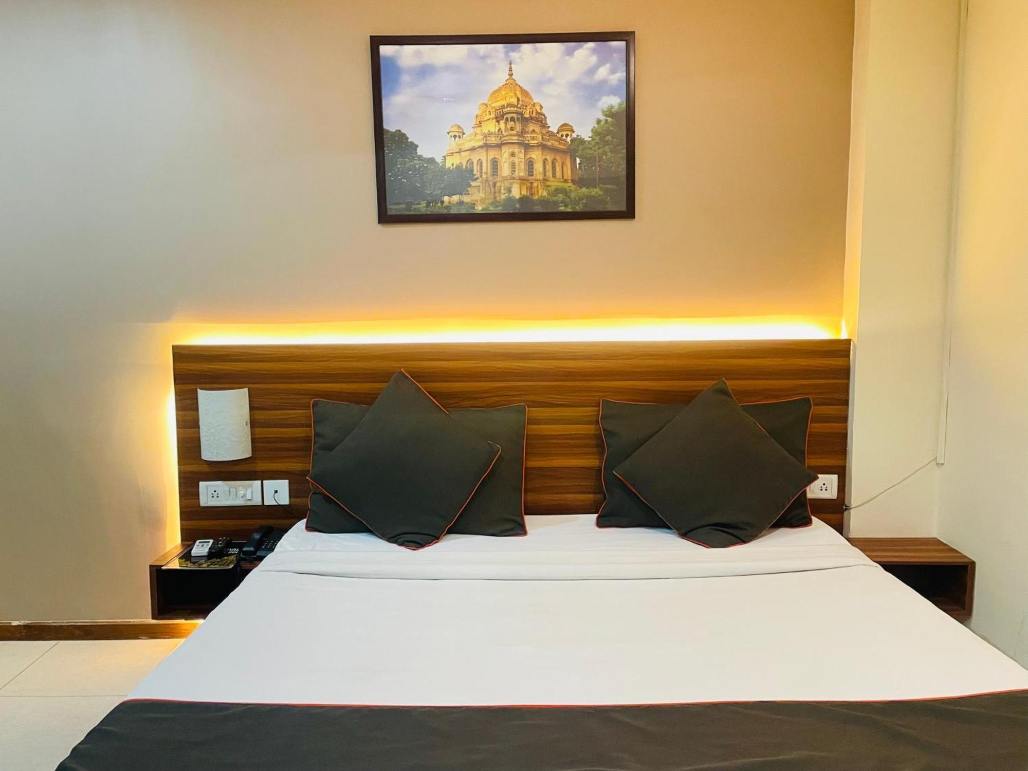 The Royal Presidency Inn Lucknow Exterior photo